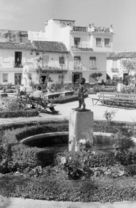 Málaga. Estatua y fuente de la Plaza de la Victoria. Mayo de 1963