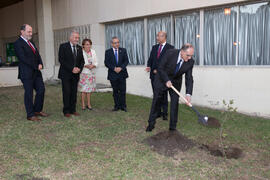 Antonio Campos contribuye a plantar el árbol de Hipócrates donado por la isla de Kos. Facultad de...