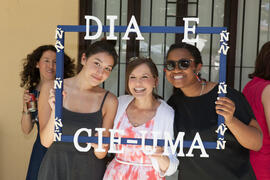 Alumnas posan en la fiesta del Día del Español. Centro Internacional de Español de la Universidad...