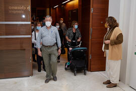 Público entrando a la exposición "Eugenio Chicano Siempre". Museo de Málaga. Junio de 2021
