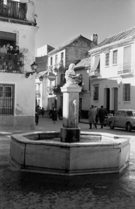 Málaga. Fuente de la plaza de Lagunillas con la nueva escultura inaugurada. Febrero de 1963