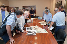 Momentos posteriores a la firma del convenio para la donación del archivo fotográfico y la colecc...