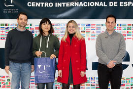José Carlos Godoy, Sandra Reche y Daniel Mora con una alumna en su graduación en el CIE de la Uni...