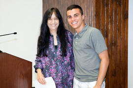 Josefa García con un alumno en su graduación. Centro Internacional de Español. Julio de 2014