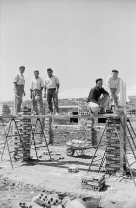 Obreros en la construcción de la fábrica de Amoniaco Español. Carretera de Cártama. Mayo, 1963.
