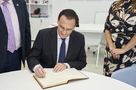 José Carlos Gómez Villamandos firma el libro de firmas de la nueva facultad de Psicología y Logop...