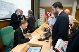 Antonio Soler firma un ejemplar tras la presentación de su libro "Sur". Edificio del Re...