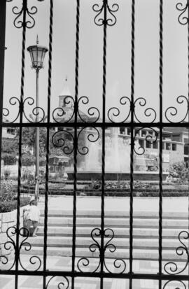 Málaga. Plaza de Bailén vista desde una verja. Mayo de 1963