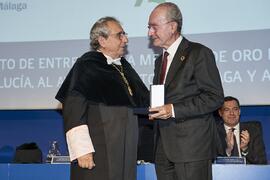 José Ángel Narváez y Francisco de la Torre. Entrega de la Medalla de Oro de la Universidad de Mál...