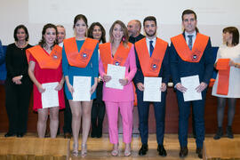 Grupo de alumnas y alumnos en la Graduación de Másters de la Facultad de Ciencias Económicas y Em...