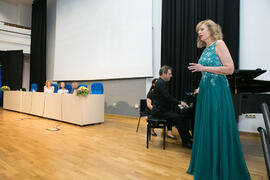 Actuación de la soprano Ascensión Padilla, acompañada al piano por Ernesto Gabaldón. Graduación y...