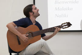 Guitarrista en la intervención del alumno Koffi Eric Innocent Konan el Día del Español. Centro In...