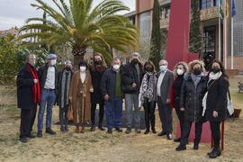 Foto de grupo tras la inauguración de la escultura "6+1", de José Ignacio Díaz de Rábag...