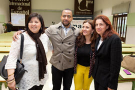 Foto de grupo tras la graduación de los alumnos del CIE de la Universidad de Málaga. Centro Inter...