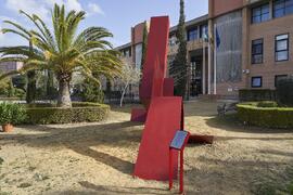 Escultura "6+1", de José Ignacio Díaz de Rábago. Facultad de Ciencias de la Educación y...