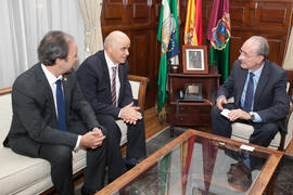 Pedro Farias y Hamid Al-Naimiy en la reunión con el alcalde de Málaga posterior a la firma del co...