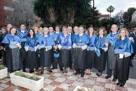 Fotografía de grupo tras la imposición de la Medalla de Oro de la Universidad de Málaga a Dª. Ade...