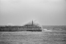 Destrozos del temporal de viento. Faro del Puerto de Málaga. Enero de 1963