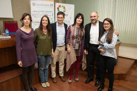 Foto de grupo previa a la mesa redonda "Innovación y emprendimiento social". Seminario ...