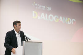 Ernesto Pimentel presenta la conferencia "Dialogando" con Chema Alonso. Salón de actos ...