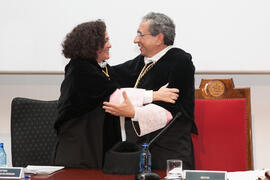 Pilar Aranda y José Ángel Narváez en la imposición de la Medalla de Oro de la Universidad de Mála...