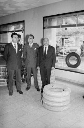 Málaga. Entrega de neumáticos en el concesionario SEAT. Junio de 1963