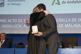 José Ángel Narváez y Juan Manuel Moreno. Imposición de la Medalla de Oro de la Universidad de Mál...