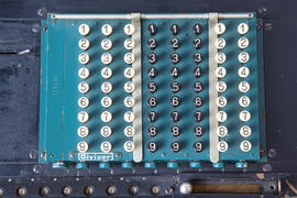 Máquina calculadora antigua. Campus de Teatinos. Octubre de 2012