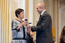 Marta Rueda entrega la medalla del Ateneo a la Facultad de Económicas. Teatro María Cristina. Abr...