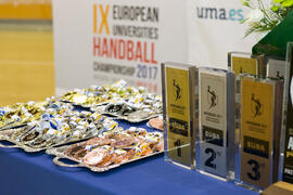 Trofeos y medallas. Ceremonia de clausura del Campeonato Europeo Universitario de Balonmano. Ante...