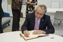 José Ángel Narváez firma el libro de firmas de la nueva facultad de Psicología y Logopedia de la ...