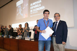 Entrega del primer premio a Martín Montilla. Entrega de premios en el Paraninfo de la Universidad...