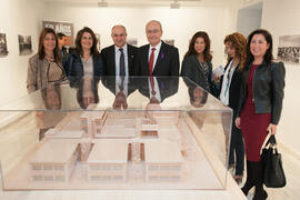Foto de grupo en la inauguración de la exposición "Málaga, 50 años de la Facultad de Económi...