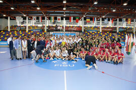 Foto de grupo tras la ceremonia de clausura del Campeonato del Mundo Universitario de Balonmano. ...