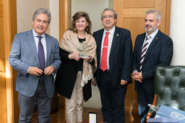 Foto de grupo previa a la firma del convenio de la Universidad de Málaga con el gobierno de Parag...