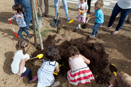 Niños en la incorporación de nuevos árboles al Bosque del Conocimiento. Campus de Teatinos. Mayo ...