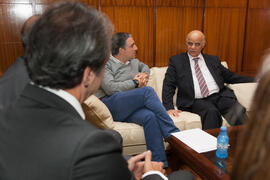 Elías Bendodo y Hamid Al-Naimiy en la reunión posterior a la firma del convenio con la Universida...