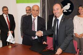 Hamid AL-Haimiy y Pedro Farias en la firma del convenio con la Universidad de Sharjah, Emiratos Á...