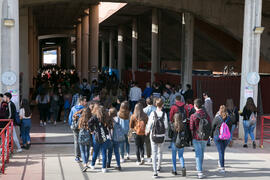 Alumnos entrando a las Jornadas de Puertas Abiertas de la Universidad de Málaga. Complejo Polidep...