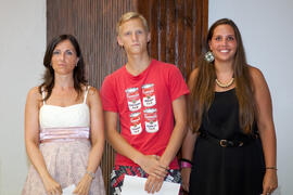 Beatriz Pons con alumnos en su graduación. Centro Internacional de Español. Agosto de 2014