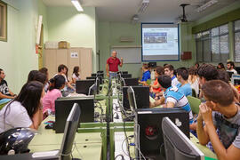 Visita al aula de Informática, como parte del acto de bienvenida a los alumnos de primer curso de...