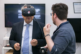 José Ángel Narváez con gafas de realidad virtual. I Workshop Red de Cátedras Estratégicas. Edific...