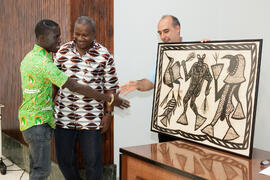 Entrega de tela tradicional africana del alumno Koffi Eric Konan y su padre. Graduación de los al...