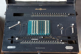 Máquina calculadora antigua. Campus de Teatinos. Octubre de 2012
