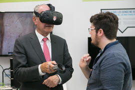 Francisco de la Torre con gafas de realidad virtual. I Workshop Red de Cátedras Estratégicas. Edi...