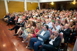 Asistentes aplauden la presentación del libro "Sur", de Antonio Soler. Edificio del Rec...