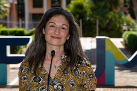 Luisa María Gómez del Águila presenta la conferencia "Dialogando" con Theresa Zabell. J...