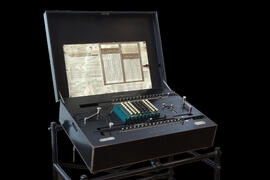 Recorte para montaje fotográfico. Máquina calculadora antigua. Campus de Teatinos. Octubre de 2012
