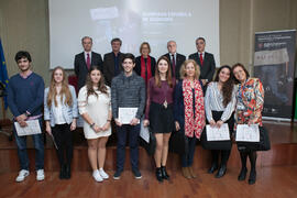 Foto de grupo tras la entrega de premios a los alumnos ganadores de la VIII Olimpiada Local de Ec...