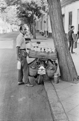 Málaga. Lechero por las calles de la ciudad. Agosto de 1963